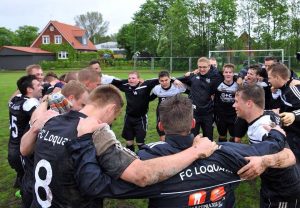 Nach einem 4:2-Heimspielsieg gegen Germania Wiesmoor feiert unser FCL den Aufstieg in die Bezirksliga.