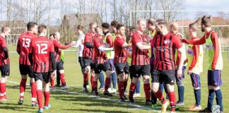 Das obligatorische Handshake vor dem Spiel: Die Mannschaften unserer Zweiten und von FT 03 Emden begrüßen sich. Bild: Reiner Poets