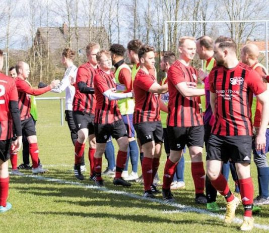 Das obligatorische Handshake vor dem Spiel: Die Mannschaften unserer Zweiten und von FT 03 Emden begrüßen sich. Bild: Reiner Poets