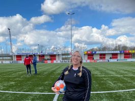Ein Novum bei unserem FC Loquard: Bianca Hecken, unsere erste Schiedsrichterin, vor ihrem Debüt. Bild: Yvonne Patt