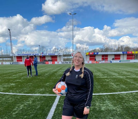 Ein Novum bei unserem FC Loquard: Bianca Hecken, unsere erste Schiedsrichterin, vor ihrem Debüt. Bild: Yvonne Patt