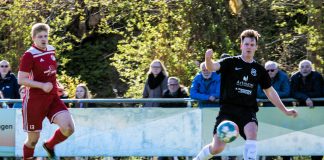 FCL-Routinier Andy Alberts (rechts) war mit seinem energischen Einsatz maßgeblich am Loquarder 2:1 beteiligt. FCL-Foto: Reiner Poets