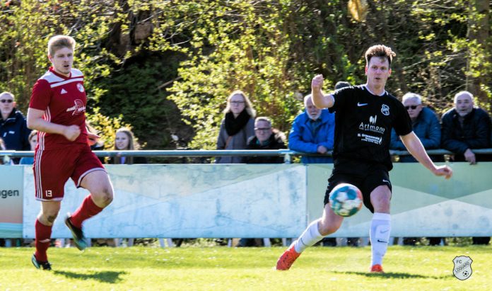 FCL-Routinier Andy Alberts (rechts) war mit seinem energischen Einsatz maßgeblich am Loquarder 2:1 beteiligt. FCL-Foto: Reiner Poets