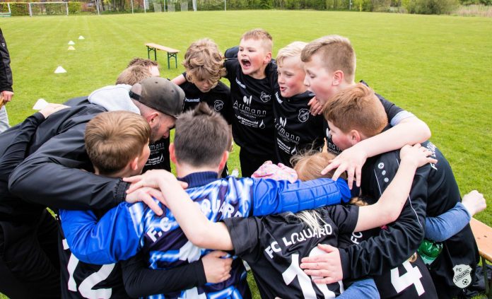 Ritual vor dem Spiel: Unsere Kleinsten beschwören gemeinsam mit Trainer und Anheizer Dennis Poets den Mannschaftsgeist. FCL-Bild: Reiner Poets