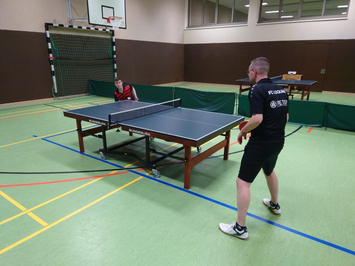 FCL-Akteur Arne Heerkes (rechts) steuerte gestern Abend wichtige Punkte zum FCL-Klassenerhalt in der Bezirksliga bei.