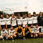 Unsere Meistermannschaft von 1983/1984. Obere Reihe v. l.: H. Christians (Betreuer),  H. Bloempott (Obmann), E. Heikes, H. Dirksen, R. Ites, J. Jelten, J. Tammeus, B. Hartmann, B. Fokken,E. Puschke, W. van Hoorn (Masseur). Untere Reihe v. l.: I. Zeiß, F. Schilling, U. Poppen, H. Christians, H. Tammeus, A. Merker, G. Voortmann.