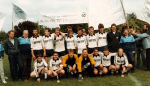 Unsere Meistermannschaft von 1983/1984. Obere Reihe v. l.: H. Christians (Betreuer), H. Bloempott (Obmann), E. Heikes, H. Dirksen, R. Ites, J. Jelten, J. Tammeus, B. Hartmann, B. Fokken,E. Puschke, W. van Hoorn (Masseur). Untere Reihe v. l.: I. Zeiß, F. Schilling, U. Poppen, H. Christians, H. Tammeus, A. Merker, G. Voortmann.