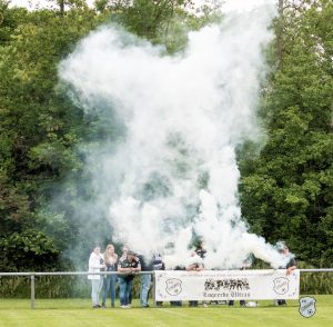 Ebenfalls hochmotiviert: Unsere Zweite peitschte über die gesamte Spieldauer unermüdlich an.  FCL-Bild: Reiner Poets