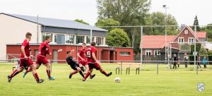 Frerichs gegen alle: Tobias Frerichs erzielt das 2:2 und krönt somit seine herausragende Leistung mit einem Treffer.  FCL-Bild: Reiner Poets