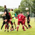 Da kommt er geflogen: Martin „Air“ Peters bringt die Artmann Arena mit seinem 3:2-Siegtreffer zum kochen.  FCL-Bild: Reiner Poets