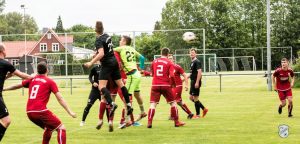 Da kommt er geflogen: Martin "Air" Peters bringt die Artmann Arena mit seinem 3:2-Siegtreffer zum kochen.  FCL-Bild: Reiner Poets