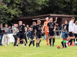 Grenzenloser Jubel nach dem Abpfiff: Unsere Mannen haben den Verbleib in der Ostfrieslandliga wieder in der eigenen Hand. FCL-Bild: Reiner Poets