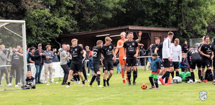 Grenzenloser Jubel nach dem Abpfiff: Unsere Mannen haben den Verbleib in der Ostfrieslandliga wieder in der eigenen Hand. FCL-Bild: Reiner Poets