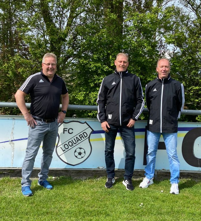 Seite an Seite in die Mission Ostfriesland-Cup: Unser Erster Vorsitzender Joachim Harberts, Co-Trainer Heino Jetses und unser FCL-Cheftrainer Andreas Ysker (von links). FCL-Bild: Thorsten Zeiß