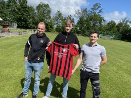 Die beiden Trainer unserer Zweiten, Mirko Weets (links) und Thorsten Zeiß (rechts) mit ihrem Neuzugang Immo Reershemius (Mitte). Bild: Reinhard Fischer