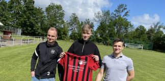 Die beiden Trainer unserer Zweiten, Mirko Weets (links) und Thorsten Zeiß (rechts) mit ihrem Neuzugang Immo Reershemius (Mitte). Bild: Reinhard Fischer