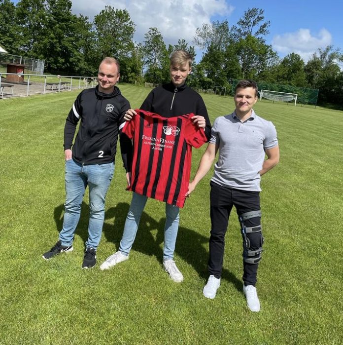 Die beiden Trainer unserer Zweiten, Mirko Weets (links) und Thorsten Zeiß (rechts) mit ihrem Neuzugang Immo Reershemius (Mitte). Bild: Reinhard Fischer