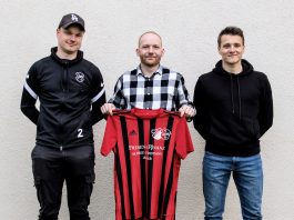 Das Trainerteam unserer Zweiten, Mirko Weets (links) und Thorsten Zeiß (rechts), begrüßt mit Marcel Uphoff (mittig) den ersten Neuzugang für die kommende Spielzeit. FCL-Bild: Reiner Poets