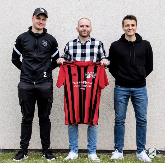 Das Trainerteam unserer Zweiten, Mirko Weets (links) und Thorsten Zeiß (rechts), begrüßt mit Marcel Uphoff (mittig) den ersten Neuzugang für die kommende Spielzeit. FCL-Bild: Reiner Poets