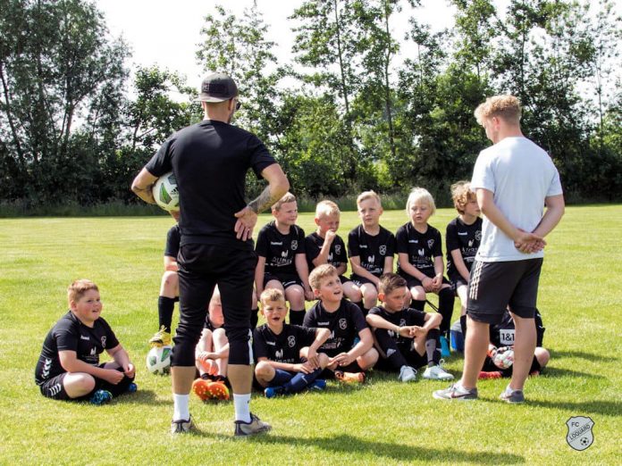 Ähnlich wie unsere Erste Herren beschloss unser Nachwuchs am gestrigen Samstag die Spielzeit mit einem gemeinsamen Grillen. FCL-Bild: Reiner Poets