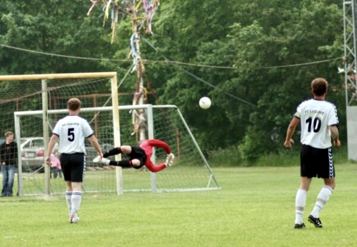 Bald hebt er wieder ab: Ähnlich wie in der Spielzeit 2007/2008 wird Dennis Poets bald wieder durch das FCL-Tor fliegen. FCL-Bild: Reiner Poets