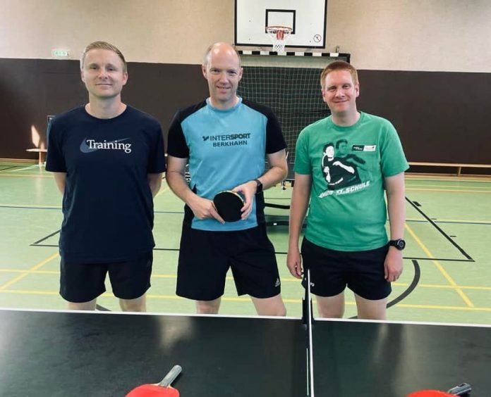 Mathis Meinders, Ingo Reiter, Thorsten Arends und der bei unserem FC Loquard bereits bestens bekannte Mirko Heider (fehlt auf dem Bild) stehen ab sofort in unseren Vereinsfarben an den Tischen der hiesigen Tischtennis-Szene. FCL-Bild: Thomas Mūller