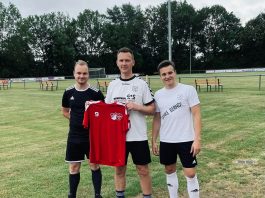 FCL-Ikone Bernd Visser (Mitte) kehrt anlässlich des bevorstehenden Sportwochenendes beim FC Loquard auf unser liebstes Grün zurück.