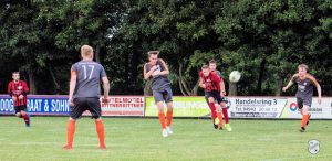 Thomas Janßen donnert den Ball nach gekonntem Dribbling an das Aluminium. Bild: Reiner Poets