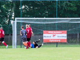 Thorben Anders, souveräner Rückhalt unserer Zweiten, klärt sensationell zur Ecke. Bild: Reiner Poets