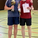 Der neue Vereinsmeister Mathis Meinders (rechts) empfängt den Pokal von Spartenleiter Holger Janssen (links). FCL-Bild: Helmut Zeiß
