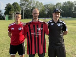 Das neueste Gesicht in unserer Zweiten: Patrick Bohlen (Mitte) ist der Transfer im Eiltempo, was auch seine Trainer Mirko Weets (rechts) und Thorsten Zeiß (links) freut. Bild: Finn-Ole Tammeus