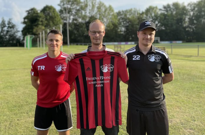 Das neueste Gesicht in unserer Zweiten: Patrick Bohlen (Mitte) ist der Transfer im Eiltempo, was auch seine Trainer Mirko Weets (rechts) und Thorsten Zeiß (links) freut. Bild: Finn-Ole Tammeus