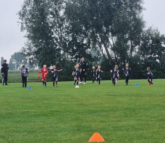Unsere Kleinsten unmittelbar vor ihrem ersten Spiel. FCL-Bild: privat