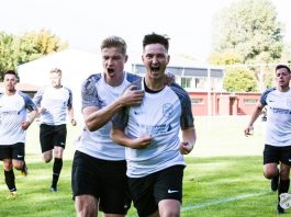 Der eingewechselte David Eurich erkämpfte an der Seitenlinie sensationell einen Ball für unsere Mannen und bediente, im Zentrum angekommen, den ebenfalls eingewechselten Heiko Thiele mustergültig, der den Ball über die Linie drückte und unsere Artmann Arena ob des Siegtreffers und den damit einhergehenden Big Points in Ekstase versetzte. FCL-Bild: Reiner Poets