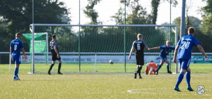 Unsere Loquarder warten weiter auf den dringend benötigten Dreier in der Ostfrieslandliga: Am Abend unterlagen unsere Mannen beim Tabellenzweiten, dem TUS Holtriem, mit 3:0 (2:0). FCL-Bild: Reiner Poets