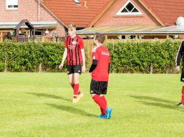 Unsere Zweite hatte am gestrigen Samstag eine bittere Niederlage zu verdauen: Gegen den Tabellenführer Frisia Emden Ü32 unterlagen unsere Mannen nach großem Kampf mit 3:4 (2:2). Bild: Reiner Poets