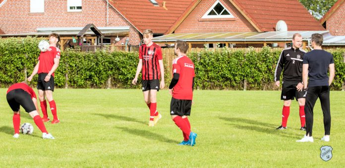 Unsere Zweite hatte am gestrigen Samstag eine bittere Niederlage zu verdauen: Gegen den Tabellenführer Frisia Emden Ü32 unterlagen unsere Mannen nach großem Kampf mit 3:4 (2:2). Bild: Reiner Poets