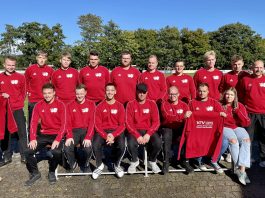 Das kann sich sehen lassen: Marcel Werthmüller (rechts stehend) bedachte unsere Zweite mit neuen Pullovern. Bild: Sören Pollmann