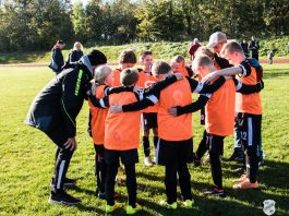 Darf auch vor der Pause nicht fehlen: Der traditionelle FCL-Teamkreis. FCL-Bild: Reiner Poets