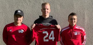 Niklas Boes (Mitte) soll als klassischer Neuner dem Spiel unserer Zweiten mehr Tiefe verleihen. Bild: Janine Boes