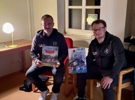 Bereit für aufmerksame Kinderaugen und -ohren: Helmut Zeiß (links) und André Eppler (rechts) lasen am Nachmittag im Rahmen der Lesereise aus mitgebrachten Büchern vor. FCL-Bild: Christa Artmann