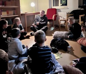 André Eppler wählte "Mats und die Wundersteine" als sein Vorlesebuch aus: Den Kindern schien es zu gefallen, wie die Resonanz zeigt.FCL-Bild: Helmut Zeiß