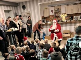 Wie es sich für eine ordentliche FCL-Nachwuchs-Weihnachtsfeier gehört, durfte natürlich auch der Weihnachtsmann samt seines üppig gefüllten Geschenkebeutels nicht fehlen. FCL-Bild: Pia Vogeler
