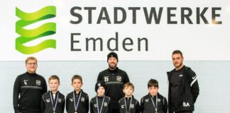 Medaillen für jeden Spieler und ein Pokal sorgten im Nachgang des Wintercups für strahlende Kinderaugen - die schönste Währung im Nachwuchsfußball. FCL-Bild: Reiner Poets