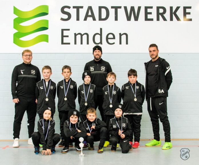 Medaillen für jeden Spieler und ein Pokal sorgten im Nachgang des Wintercups für strahlende Kinderaugen - die schönste Währung im Nachwuchsfußball. FCL-Bild: Reiner Poets