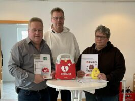 Unser Erster Vorsitzender Joachim Harberts (links), Loquards Ortsvorsteher Reiner Willms (mittig) und FCL-Schriftführer Michael Hüls (rechts) bei der Übergabe des Defibrillators. FCL-Bild: Thorsten Zeiß