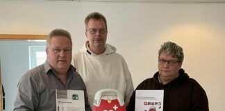 Unser Erster Vorsitzender Joachim Harberts (links), Loquards Ortsvorsteher Reiner Willms (mittig) und FCL-Schriftführer Michael Hüls (rechts) bei der Übergabe des Defibrillators. FCL-Bild: Thorsten Zeiß