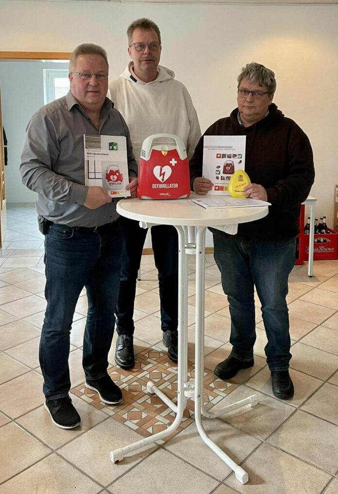 Unser Erster Vorsitzender Joachim Harberts (links), Loquards Ortsvorsteher Reiner Willms (mittig) und FCL-Schriftführer Michael Hüls (rechts) bei der Übergabe des Defibrillators. FCL-Bild: Thorsten Zeiß