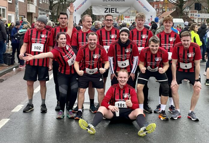 Eine schlagkräftige Truppe unserer Zweiten ging am heutigen Samstag bei der 42. Auflage des Emder Silvesterlaufs für den guten Zweck an den Start. Bild: Christian Zeiß