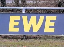 Da ist sie: Die EWE-Bande ziert seit dem vergangenen Wochenende unsere Artmann Arena und symbolisiert das gute Händchen unseres rasenden Reporters, Reiner Poets. FCL-Bild: Reiner Poets